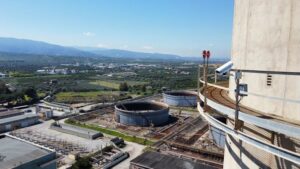 immagine di una telecamera che punta verso un cantiere