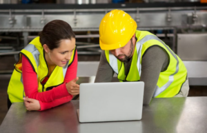 immagine di due operai che stanno guardando lo schermo di un computer