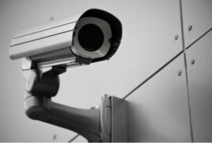 immagine di una telecamera attaccata al muro